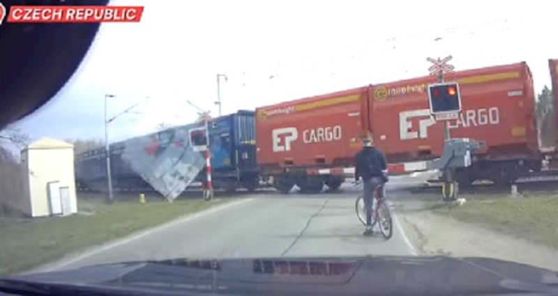 Ovaj jezivi video dokazat će vam zašto ne treba prelaziti prugu dok je rampa spuštena