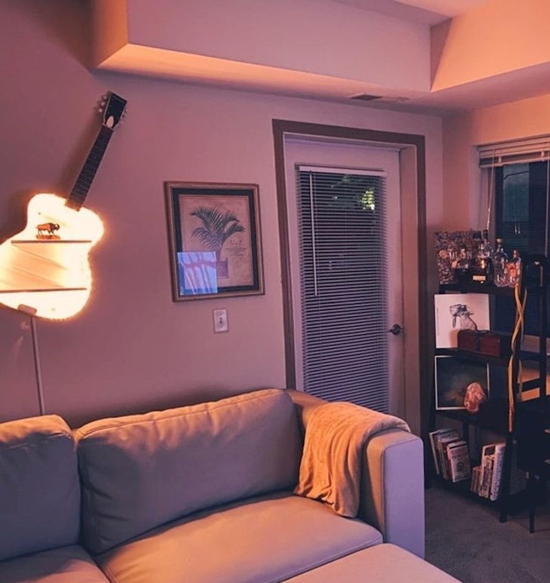 Još jedna stara gitara koja je dobila novu svrhu