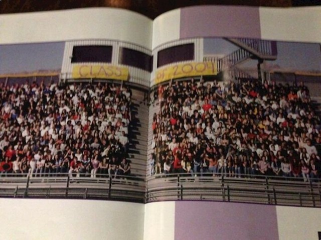 Pri fotografiranju za školski godišnjak ostavljeno je mjesta u sredini da nitko ne bude baš na polovici stranice