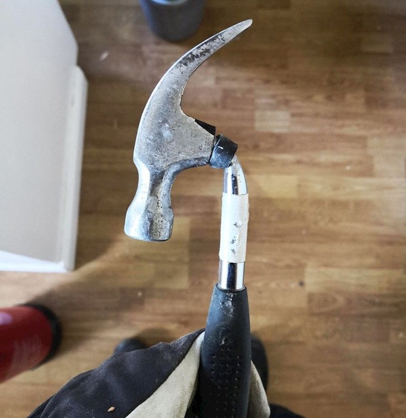 Lik je pokušao izvući čavao iz zida...