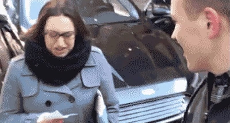 Dao je slučajnoj prolaznici komad papira, zbog jedne riječi koja je pisala cura se totalno iznenadila