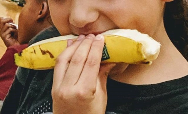 Ovako se banana ne jede