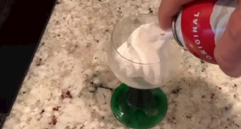 Lik je istisnuo šlag u čašu, ono što se zatim dogodio morao je snimiti