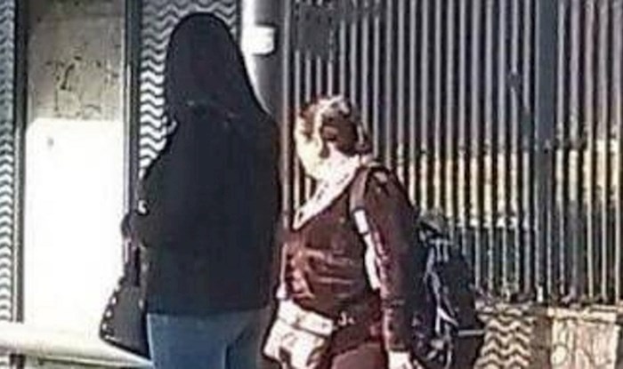 Netko je odlučio odmoriti na ovoj autobusnoj stanici, ove dvije žene zbunjeno su ga promatrale