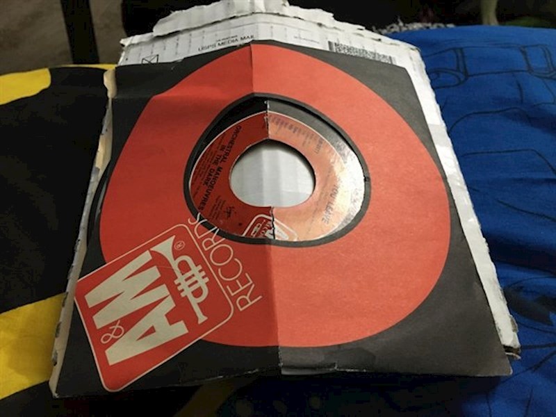 Dostavljač je ugurao paket u sandučić