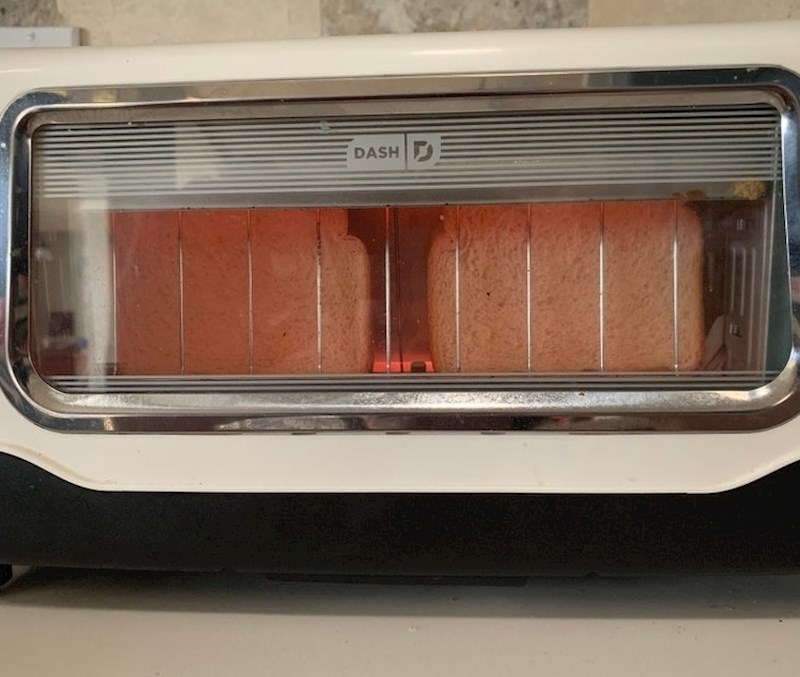 Toster s prozorom kako bi vidjeli koliko je kruh ispečen