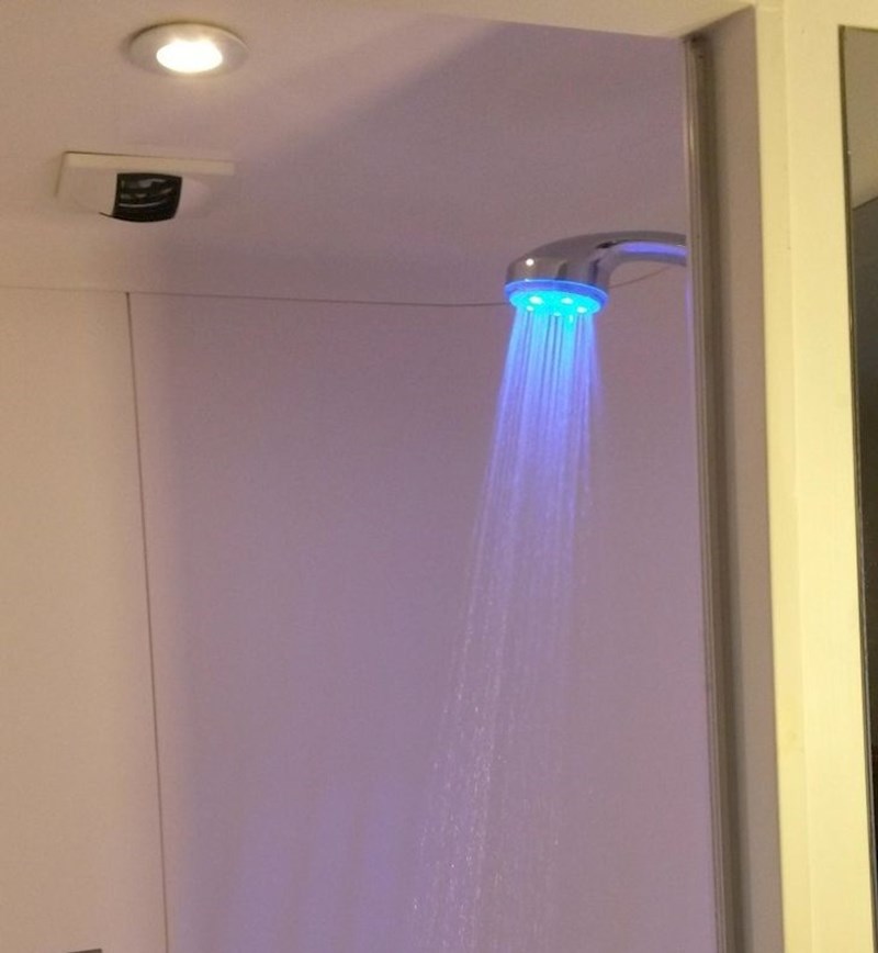 Tuš koji bojom signalizira ako je voda prehladna