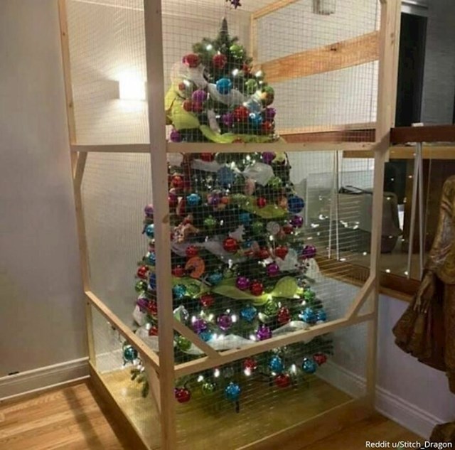 "Tata je ogradio božićno drvce kako ga mačka ne bi srušila"
