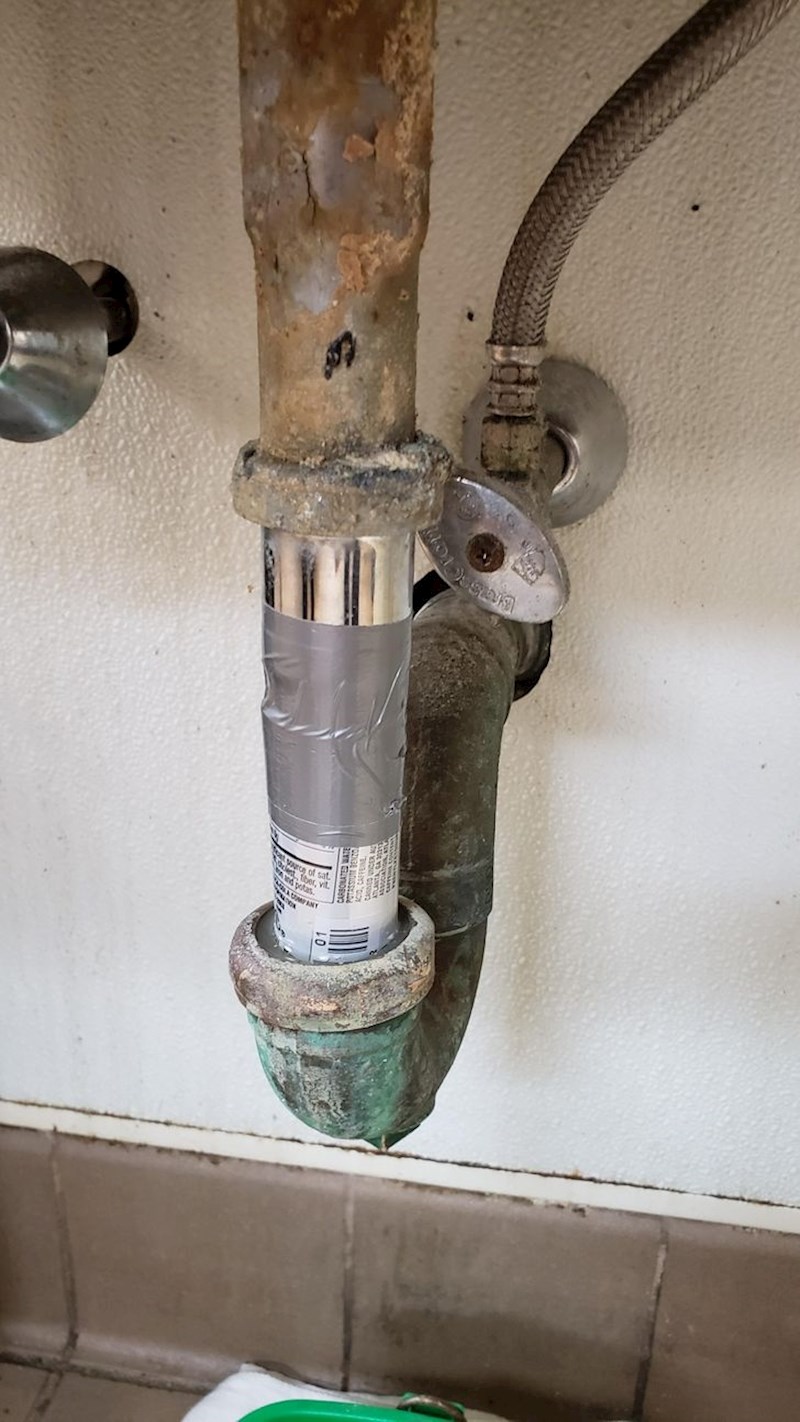 Puknutu cijev privremeno sam popravio limenkom gaziranog pića i ljepljivom vrpcom