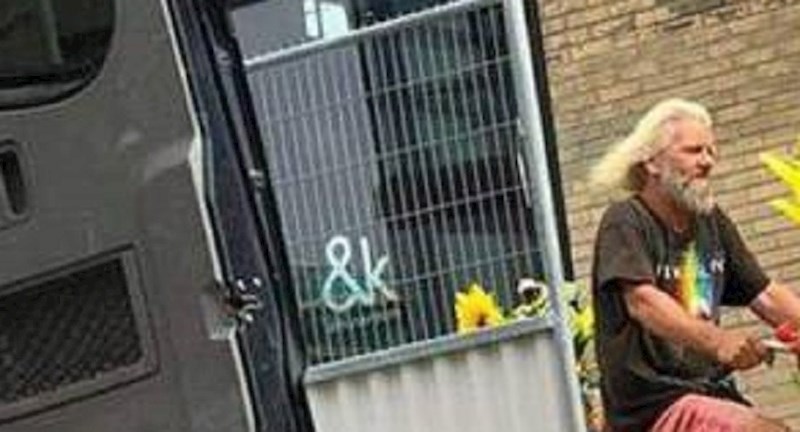 Ovaj lik je nasmijao prolaznike svojim neobičnim prijevoznim sredstvom