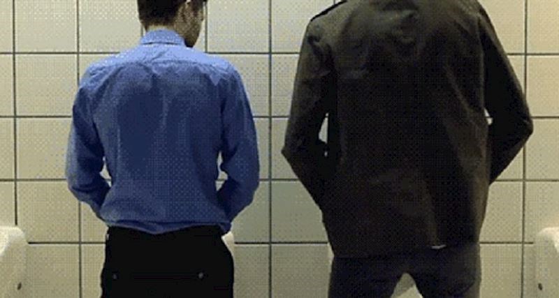 Čovjek je bio u muškom wc-u, došao je još jedan lik i učinio nešto prejezivo