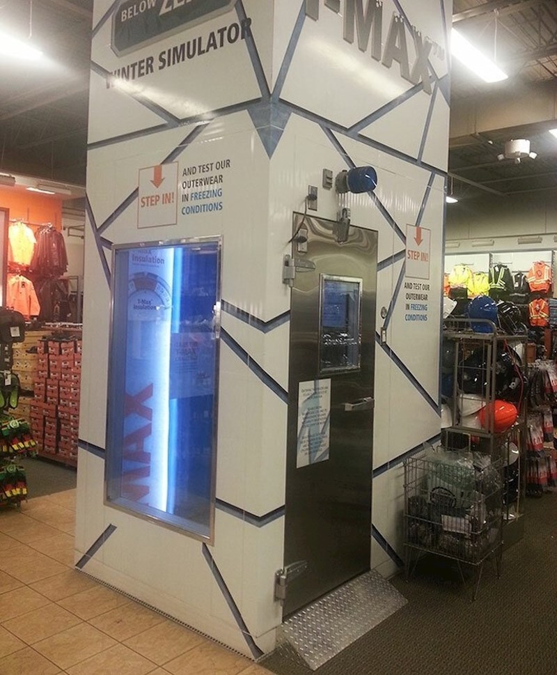 Simulator zimskih uvjeta u dućanu, koji se koristi za isprobavanje zimske odjeće