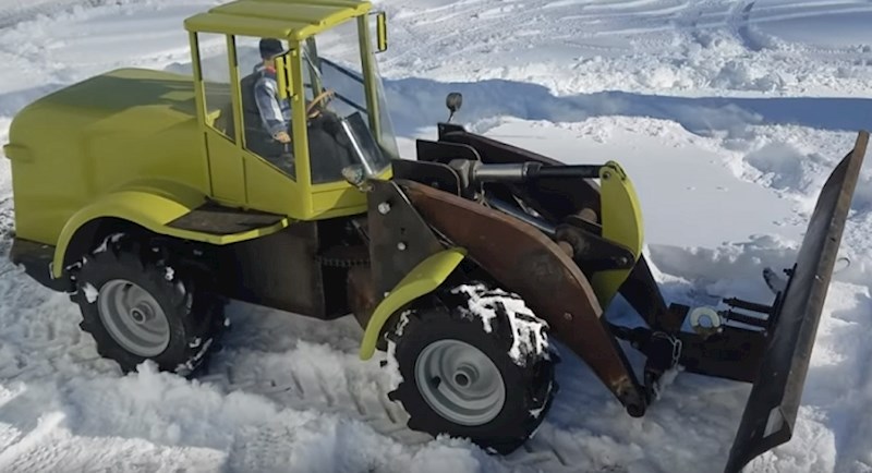 Lik je napravio ovo vozilo za čišćenje snijega na daljinski upravljač i totalno je genijalno