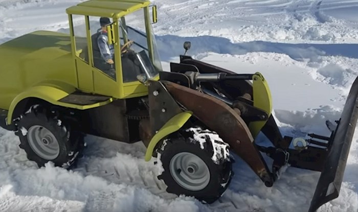 Lik je napravio ovo vozilo za čišćenje snijega na daljinski upravljač i totalno je genijalno