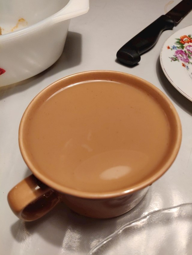 Ova kava s mlijekom iste je nijanse kao šalica