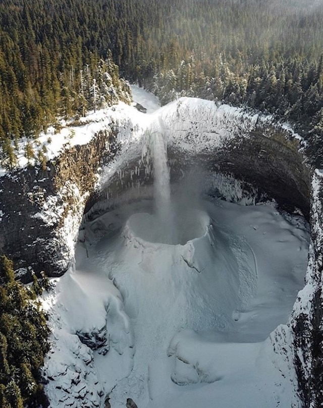 Zamrznuta voda formirala je krater u vodopadu