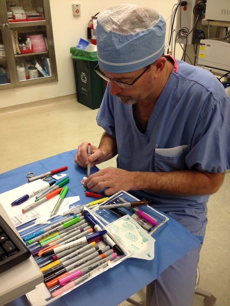 Šareni kirurg, kako ga nazivaju njegovi kolege u bolnici, opravdano nosi taj nadimak. Njegova ordinacija uvijek je puna bojica.