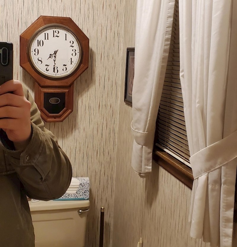 "Ovaj sat u kući moje bake i djeda namješten je u krivom smjeru, tako da kada se osoba sprema u ogledalu vidi koliko je sati"