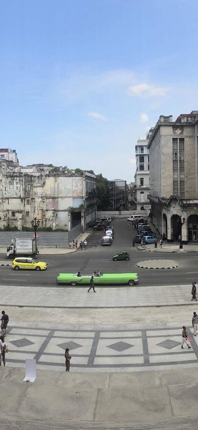 Ne, to nije takav automobil nego panoramska fotografija.