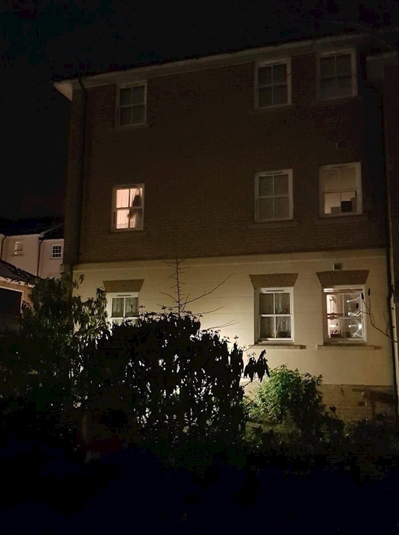 Cura je mislila da joj je netko u sobi, ispostavilo se da je to jakna