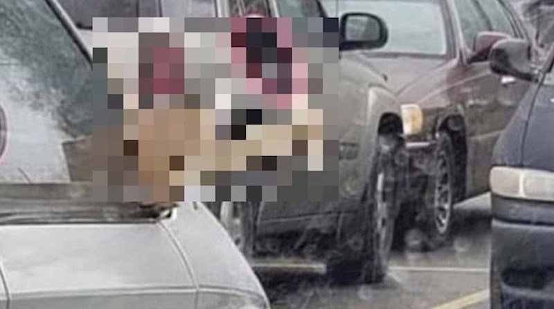 Ovaj auto privukao je svu pažnju na cesti zbog jednog zanimljivog detalja