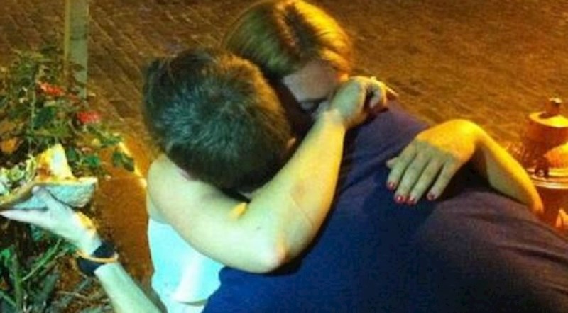 Zagrlio je curu kako bi ju utješio, dogodilo se nešto zbog čega je to požalio