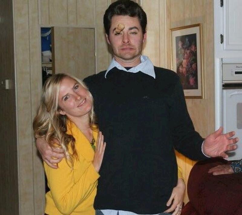 "Božićna fotka, kada mi je čep od šampanjca skoro izbio oko..."