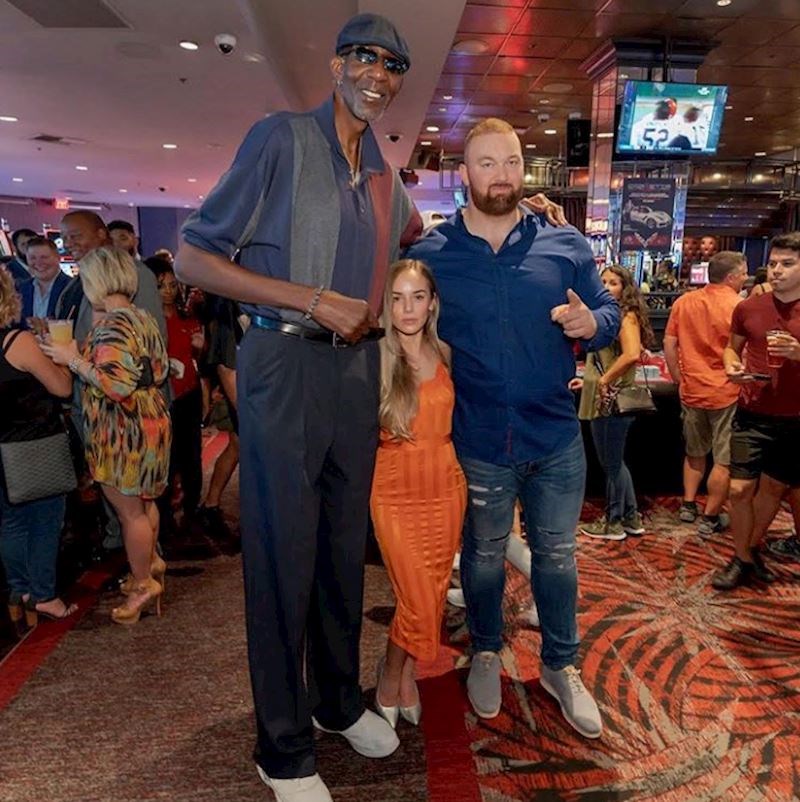 Sportaš i glumac Hafþor Júlíus Björnsson, njegova supruga i košarkaš George Bell