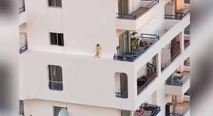 Ovo dijete snimljeno je kako hoda po rubu zgrade na 4. katu