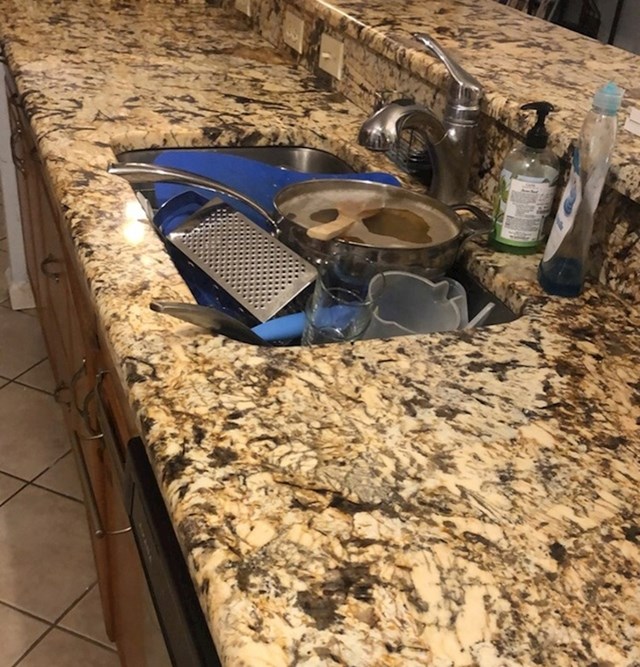 "Rekla sam mužu da ne zaboravi počistiti kuhinjski pult"