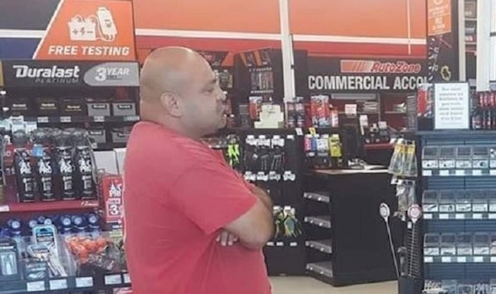 Stajao je u redu i ugledao sebe u budućnosti, ovo je moralo biti uslikano