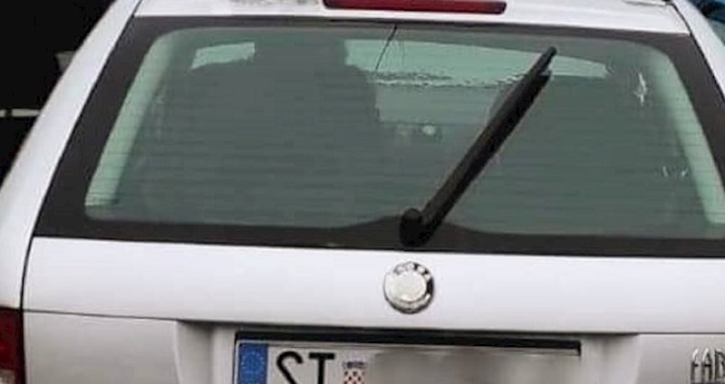 Kiša je i ne rade kafići. Ovi ljudi u Kaštelima našli su poseban način kako popiti kavu uz more