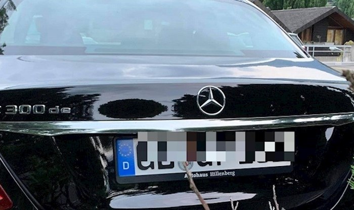 U Dalmaciji su slikali ovaj auto zbog urnebesne registracije, on sigurno ne zna što to znači