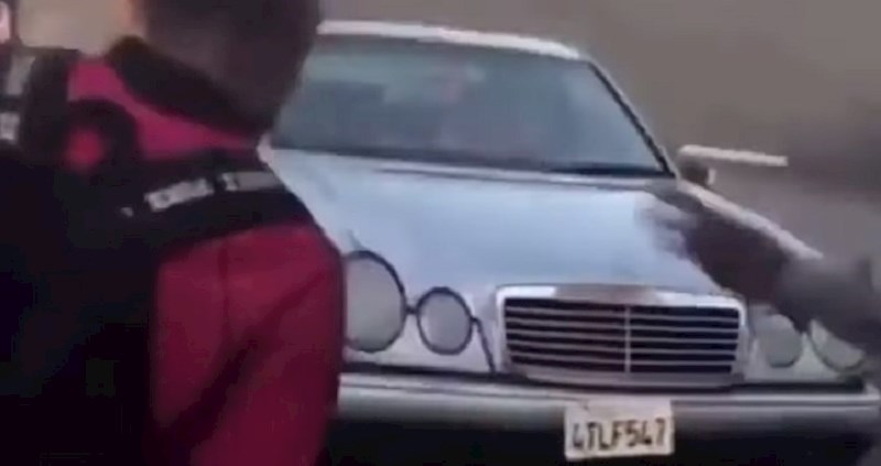 Žena išla kupiti sendvič, pogledajte što je napravila od Mercedesa