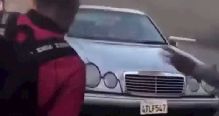 Žena išla kupiti sendvič, pogledajte što je napravila od Mercedesa
