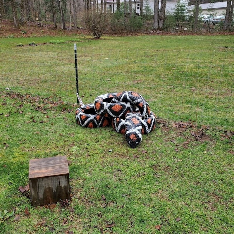 Ovo nije zmija, nego stare automobilske gume