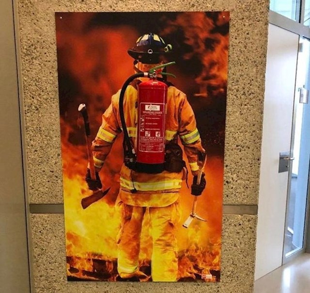 Kako bi netko znao da ovo nije fotografija nego pravi uređaj za gašenje požara?