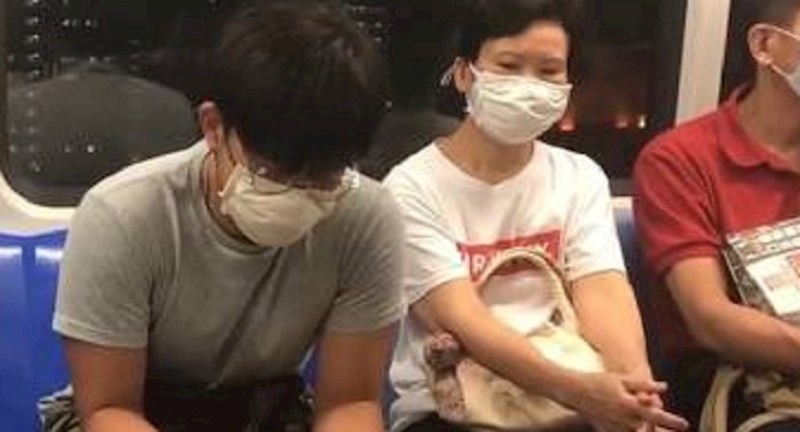 Ljudima u javnom prijevozu nije bilo jasno što to ovaj lik radi, ovo je ludo