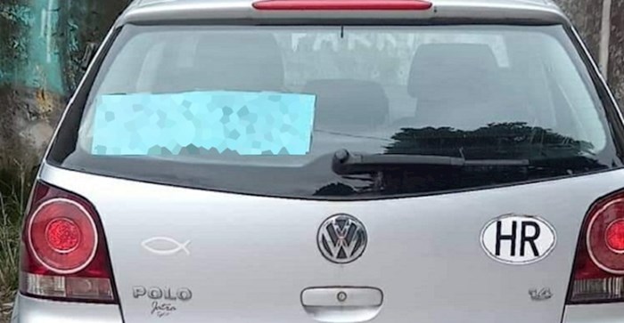 Ovaj vozač zalijepio je nešto potpuno iskreno na prozor auta, probajte ga razumjeti