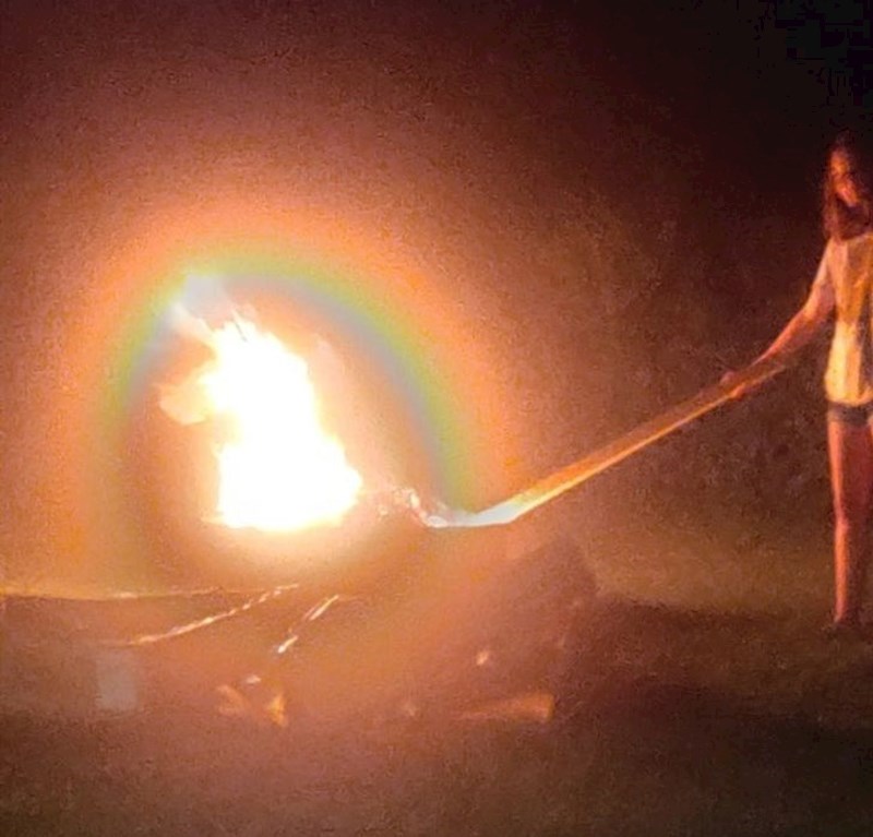 Nije jednorog, nego logorska vatra :)