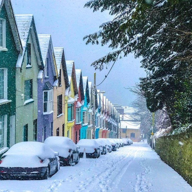 Ulica prekrivena snijegom u Irskoj