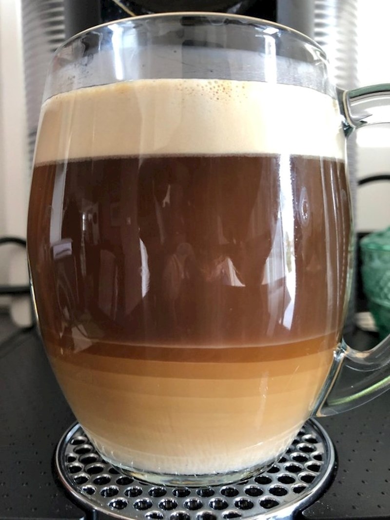 Savršeni slojevi smeđe boje u šalici kave