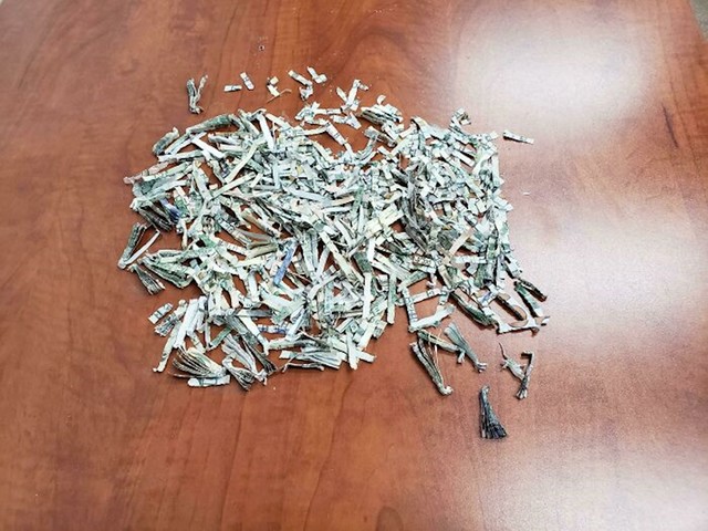 "Moj šef nije znao da je na stolu novac kad je papir ubacio u stroj za uništavanje papira"
