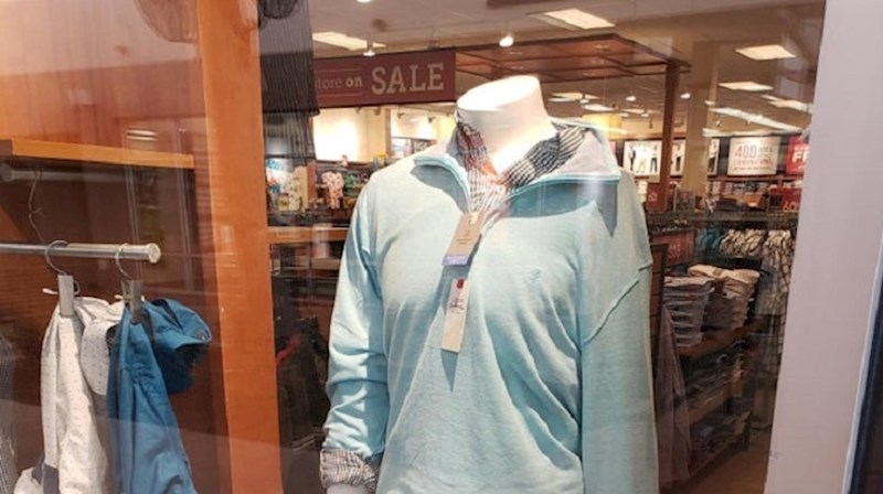 Kupci ispred dućana zbunjeno su gledali u lutku za odjeću, evo što su slikali