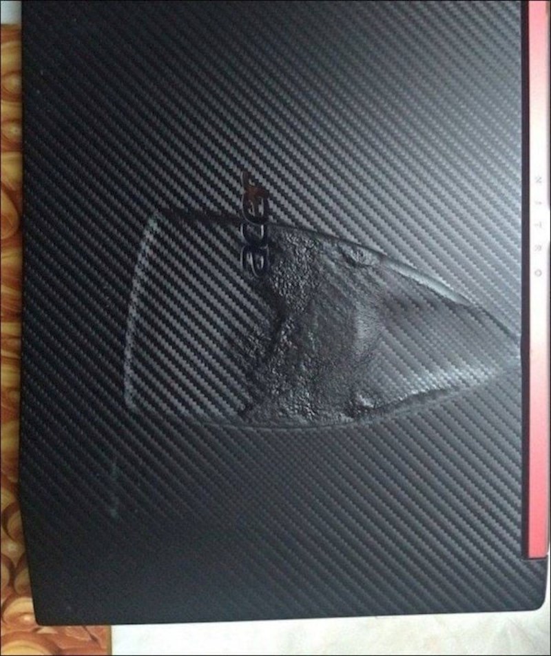 Netko je ostavio upaljeno glačalo na laptopu