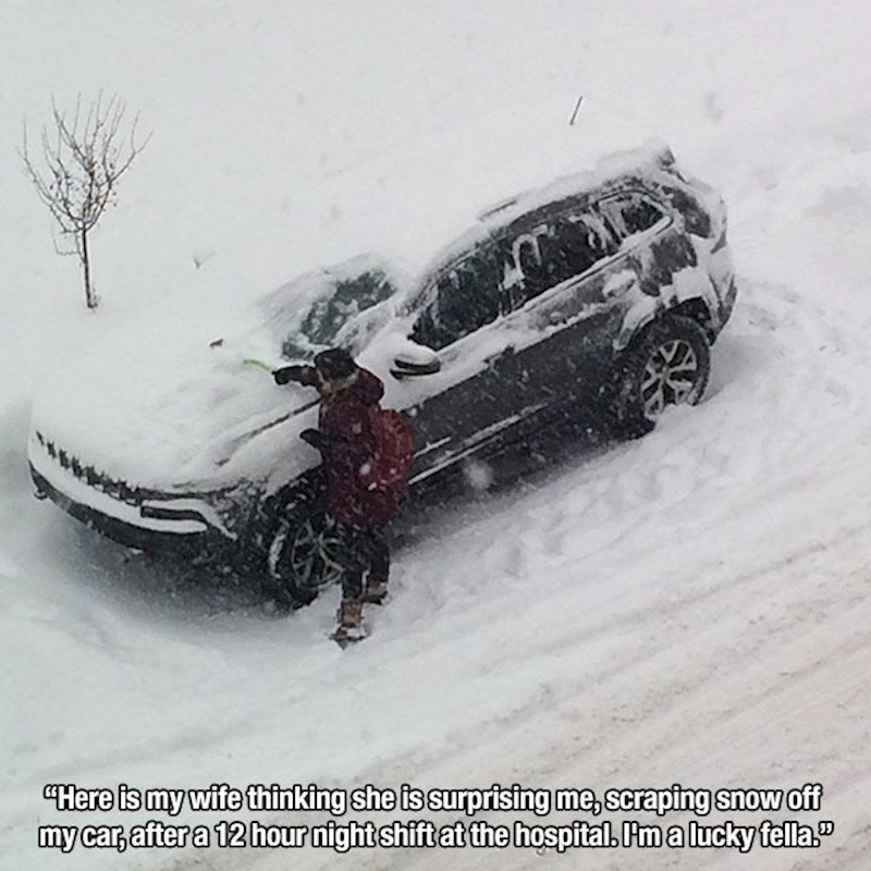 Nakon smjene od 12 sati čisti mužu auto od snijega