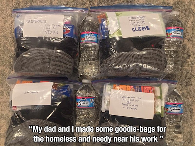 Dečko i njegov otac priredili su paketiće beskućnicima