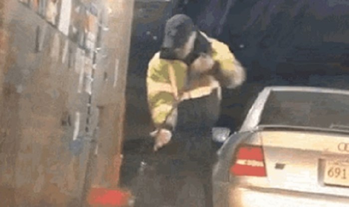 Lik je prvi put otišao u autopraonicu, ono što se zatim događalo ljudi iza njega morali su snimiti