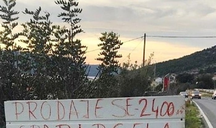 Uz cestu negdje u Dalmaciji osvanuo je zanimljiv plakat, ljudi su ga morali slikati