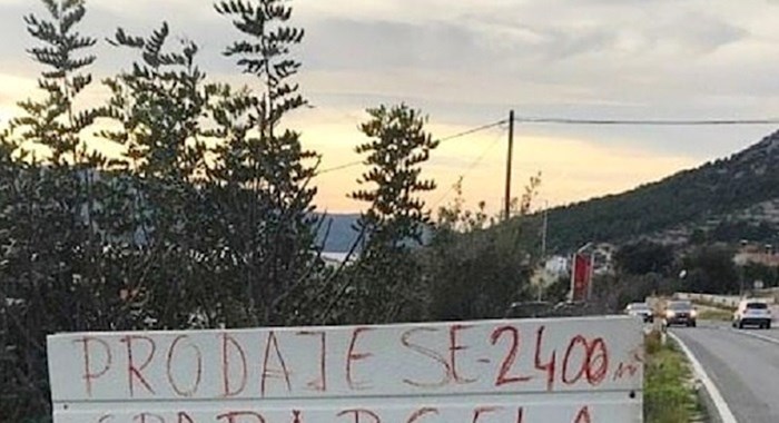Uz cestu negdje u Dalmaciji osvanuo je zanimljiv plakat, ljudi su ga morali slikati